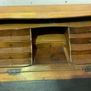 Bureau in Lodewijk XV-stijl met schuin front, vervaardigd uit massief kersenhout – 19e eeuw