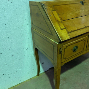 Bureau in Lodewijk XV-stijl met schuin front, vervaardigd uit massief kersenhout – 19e eeuw