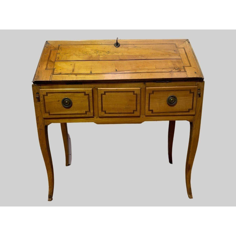 Bureau de pente de style Louis XV en merisier massif – XIXᵉ siècle