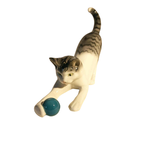 Fritz Pfeffer for Gotha Cat playing ball porcelain sculpture, ca 1920/30