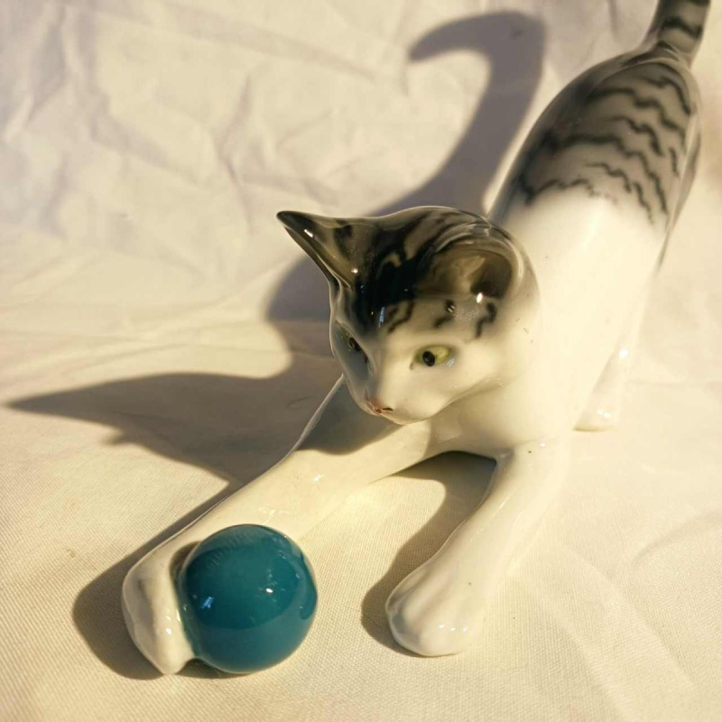 Fritz Pfeffer pour Gotha 'Chat jouant à la balle' sculpture en porcelaine, ca 1920/30