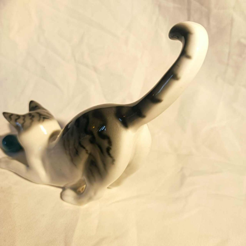 Fritz Pfeffer for Gotha Cat playing ball porcelain sculpture, ca 1920/30