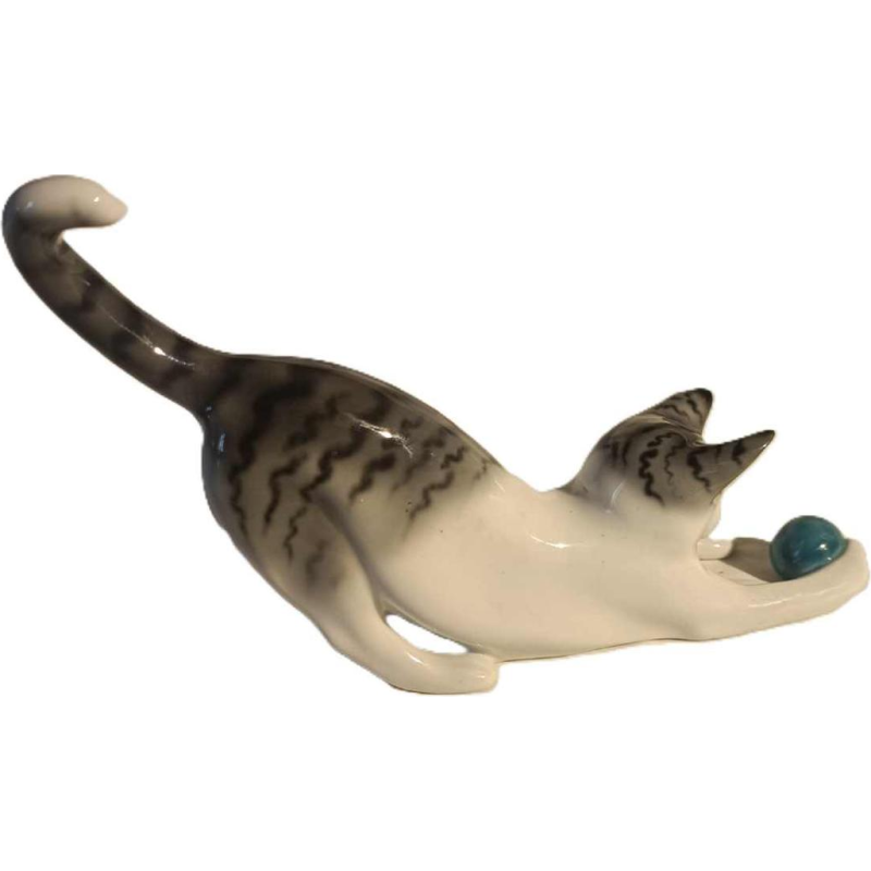 Fritz Pfeffer pour Gotha 'Chat jouant à la balle' sculpture en porcelaine, ca 1920/30