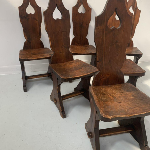 Série de six chaises en bois naturel de style Brutaliste – XXᵉ siècle