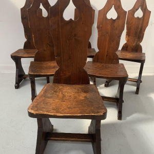 Série de six chaises en bois naturel de style Brutaliste – XXᵉ siècle