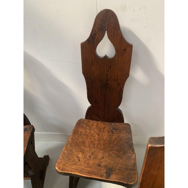 Série de six chaises en bois naturel de style Brutaliste – XXᵉ siècle