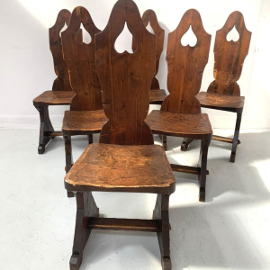 Série de six chaises en bois naturel de style Brutaliste – XXᵉ siècle