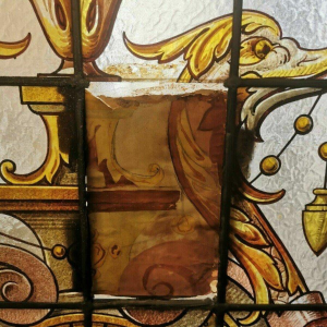 Maison LABILLE, suite de trois portes de séparation en vitrail à décor floral – début XXᵉ siècle