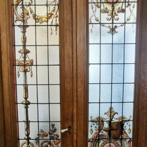 Maison LABILLE, suite de trois portes de séparation en vitrail à décor floral – début XXᵉ siècle