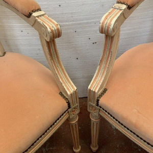 Paire de fauteuils de style Louis XVI en hêtre patiné – XXᵉ siècle