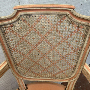 Een paar fauteuils in Lodewijk XVI-stijl van gepatineerd beukenhout – 20e eeuw