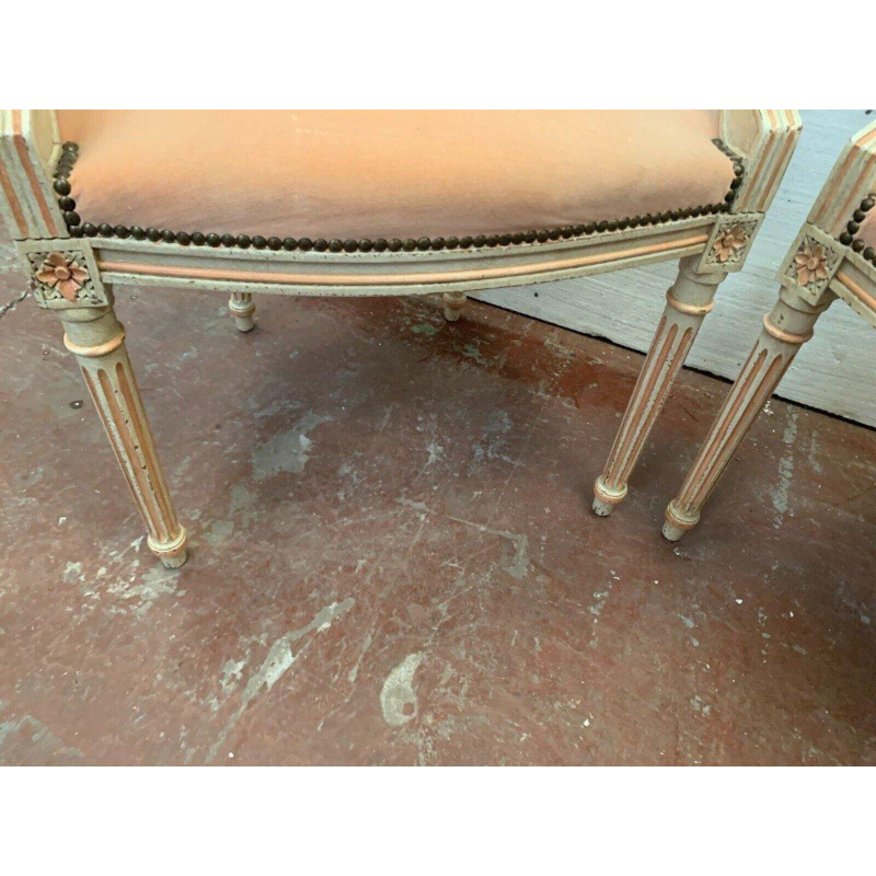 Paire de fauteuils de style Louis XVI en hêtre patiné – XXᵉ siècle