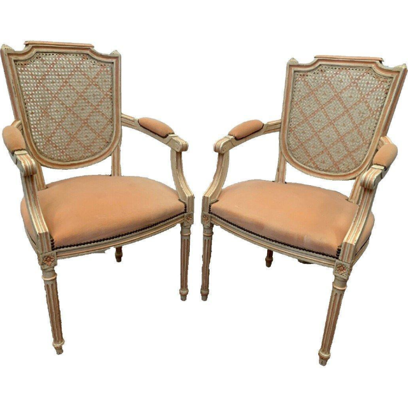 Paire de fauteuils de style Louis XVI en hêtre patiné – XXᵉ siècle