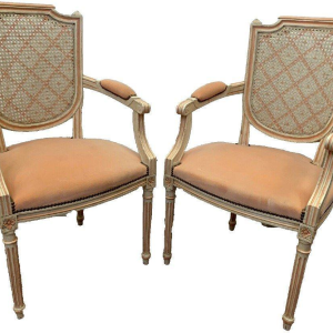 Paire de fauteuils de style Louis XVI en hêtre patiné – XXᵉ siècle
