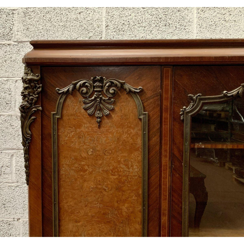 Bibliothèque de style Louis XV en acajou et ronce de noyer – XXᵉ siècle