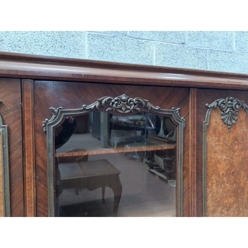 Bibliothèque de style Louis XV en acajou et ronce de noyer – XXᵉ siècle