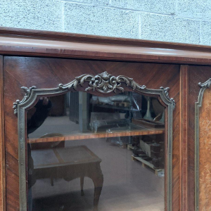 Louis XV style bookcase in mahogany and burr walnut – 20th century