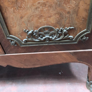 Bibliothèque de style Louis XV en acajou et ronce de noyer – XXᵉ siècle