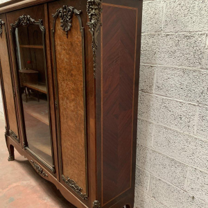 Louis XV style bookcase in mahogany and burr walnut – 20th century