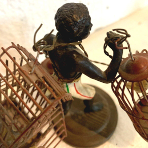 « Le Porteur de cages d’oiseaux » sculpture en bronze miniature, XXᵉ siècle