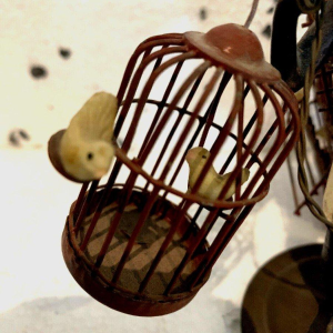 "De vogelkooidrager," miniatuur bronzen sculptuur, 20e eeuw