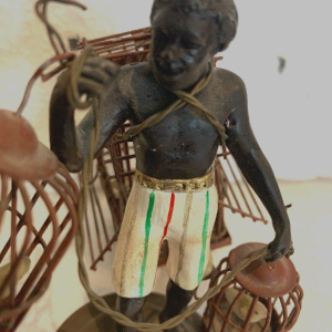 « Le Porteur de cages d’oiseaux » sculpture en bronze miniature, XXᵉ siècle