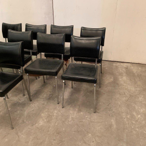 Suite de huit chaises vintage en chrome et simili cuir – XXᵉ siècle
