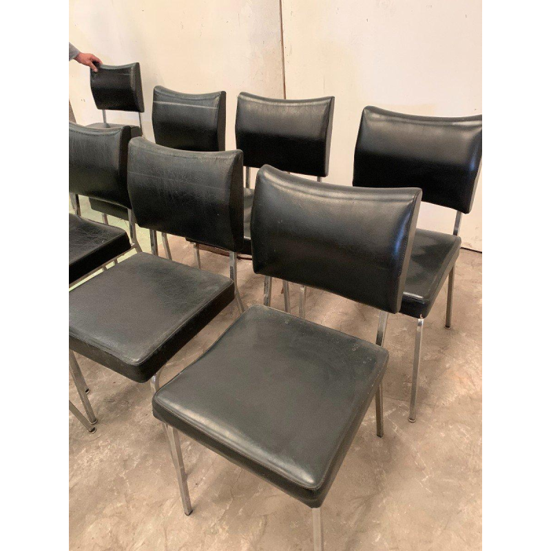 Suite de huit chaises vintage en chrome et simili cuir – XXᵉ siècle