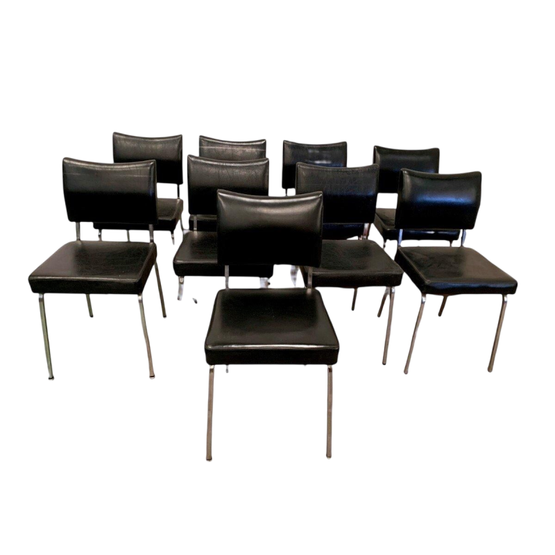 Suite de huit chaises vintage en chrome et simili cuir – XXᵉ siècle