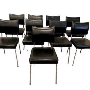 Suite de huit chaises vintage en chrome et simili cuir – XXᵉ siècle