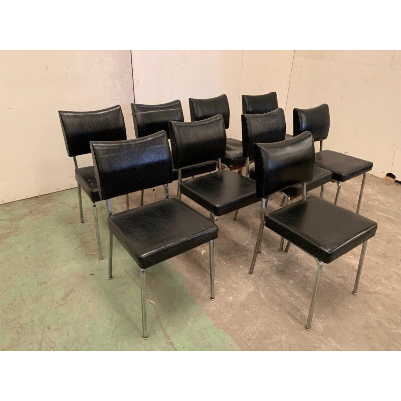 Suite de huit chaises vintage en chrome et simili cuir – XXᵉ siècle