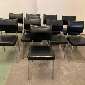 Suite de huit chaises vintage en chrome et simili cuir – XXᵉ siècle