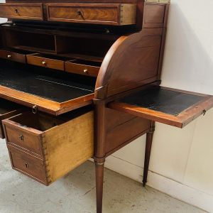 Cilindervormig bureau in Lodewijk XVI-stijl van mahoniehout en mahoniefineer, eind 18e eeuw.