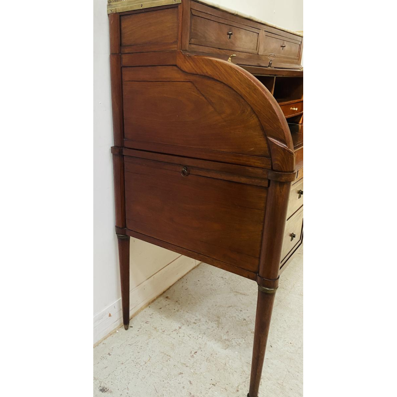 Cilindervormig bureau in Lodewijk XVI-stijl van mahoniehout en mahoniefineer, eind 18e eeuw.