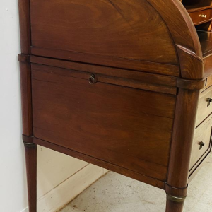 Cilindervormig bureau in Lodewijk XVI-stijl van mahoniehout en mahoniefineer, eind 18e eeuw.