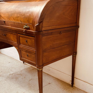 Cilindervormig bureau in Lodewijk XVI-stijl van mahoniehout en mahoniefineer, eind 18e eeuw.