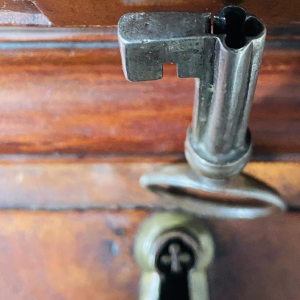 Bureau à cylindre style Louis XVI en acajou et placage d'acajou, fin du XVIIIème siècle