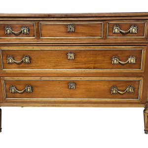 Commode Louis XVI en acajou, montant arrondis, trois tiroirs en façade, milieu XIXe siècle