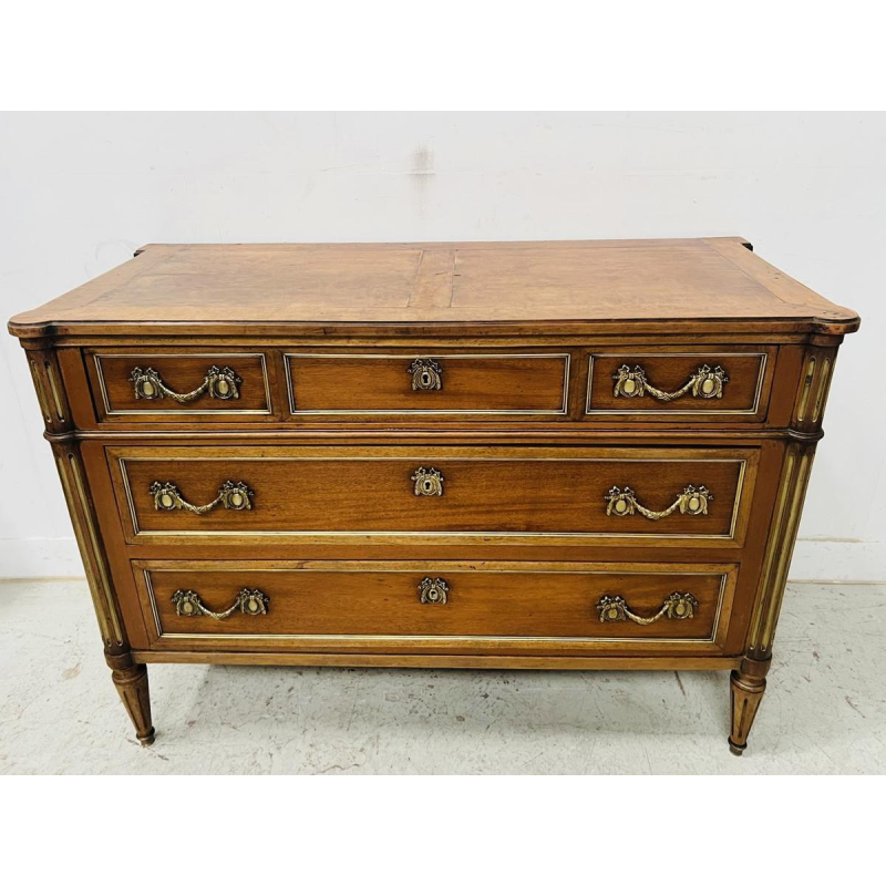 Mahoniehouten commode in Lodewijk XVI-stijl, met afgeronde staanders en drie laden aan de voorzijde, midden 19e eeuw.