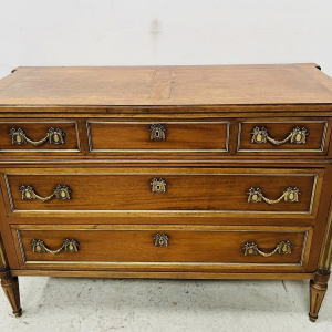 Commode Louis XVI en acajou, montant arrondis, trois tiroirs en façade, milieu XIXe siècle