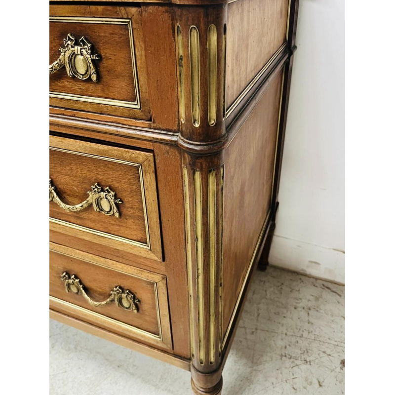 Mahoniehouten commode in Lodewijk XVI-stijl, met afgeronde staanders en drie laden aan de voorzijde, midden 19e eeuw.