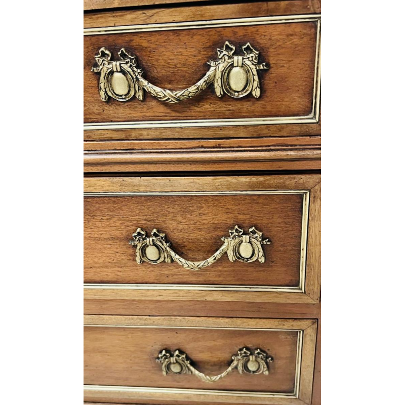 Mahoniehouten commode in Lodewijk XVI-stijl, met afgeronde staanders en drie laden aan de voorzijde, midden 19e eeuw.