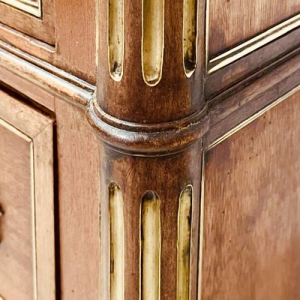 Mahoniehouten commode in Lodewijk XVI-stijl, met afgeronde staanders en drie laden aan de voorzijde, midden 19e eeuw.