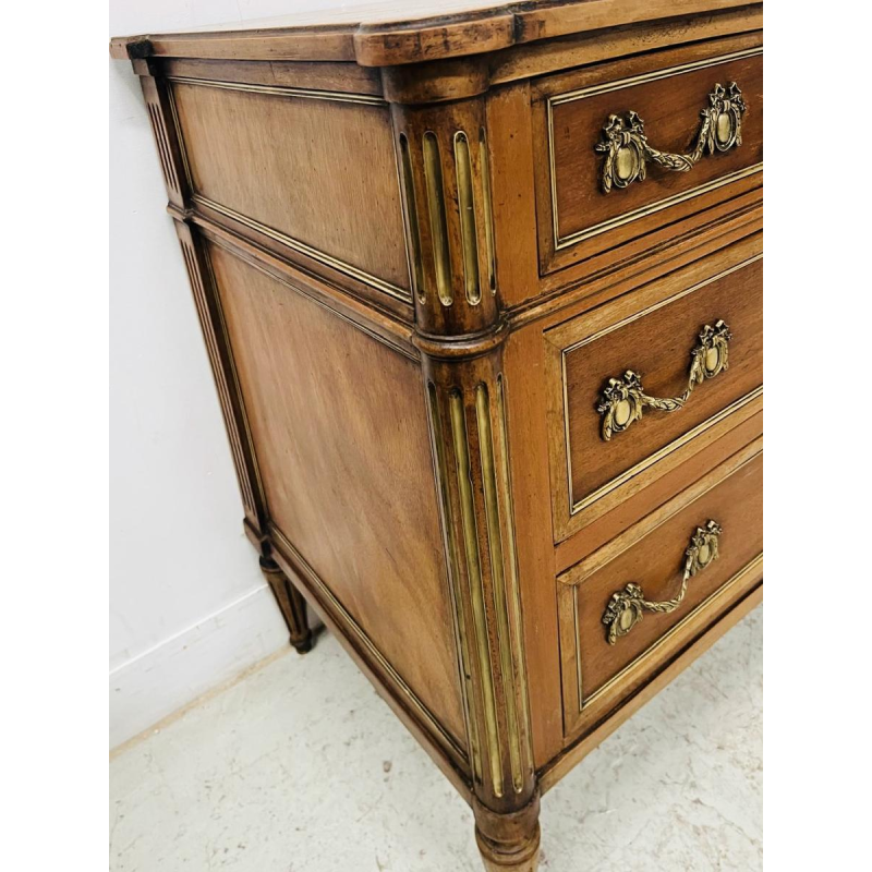 Mahoniehouten commode in Lodewijk XVI-stijl, met afgeronde staanders en drie laden aan de voorzijde, midden 19e eeuw.