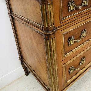 Commode Louis XVI en acajou, montant arrondis, trois tiroirs en façade, milieu XIXe siècle