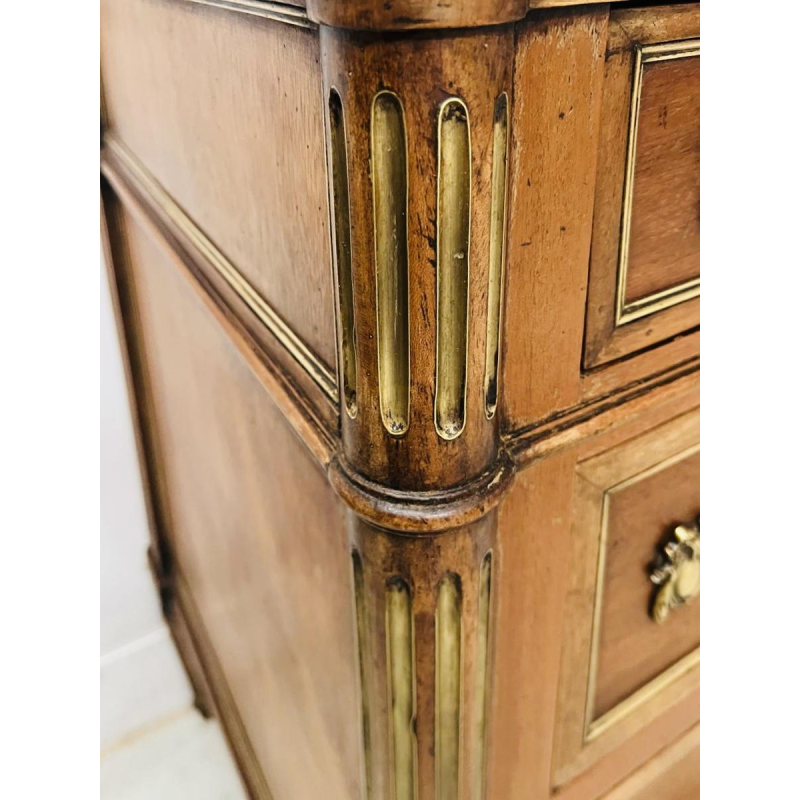 Mahoniehouten commode in Lodewijk XVI-stijl, met afgeronde staanders en drie laden aan de voorzijde, midden 19e eeuw.