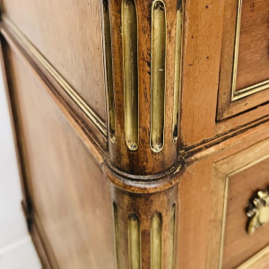 Commode Louis XVI en acajou, montant arrondis, trois tiroirs en façade, milieu XIXe siècle