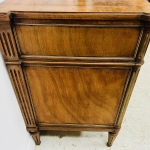 Mahoniehouten commode in Lodewijk XVI-stijl, met afgeronde staanders en drie laden aan de voorzijde, midden 19e eeuw.