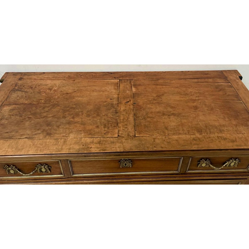 Mahoniehouten commode in Lodewijk XVI-stijl, met afgeronde staanders en drie laden aan de voorzijde, midden 19e eeuw.