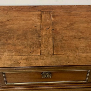 Commode Louis XVI en acajou, montant arrondis, trois tiroirs en façade, milieu XIXe siècle